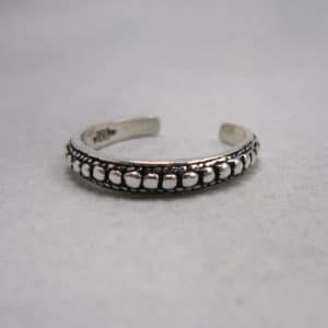 sterling silver oxidized detailed toe ring